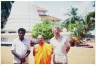 Monje budista y su asistente con E.D. en Sri Lanka (Colombo) 1987.