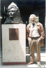 Junto a la estatua de Maritegui en la Universidad de San Marcos, Lima, 1993.